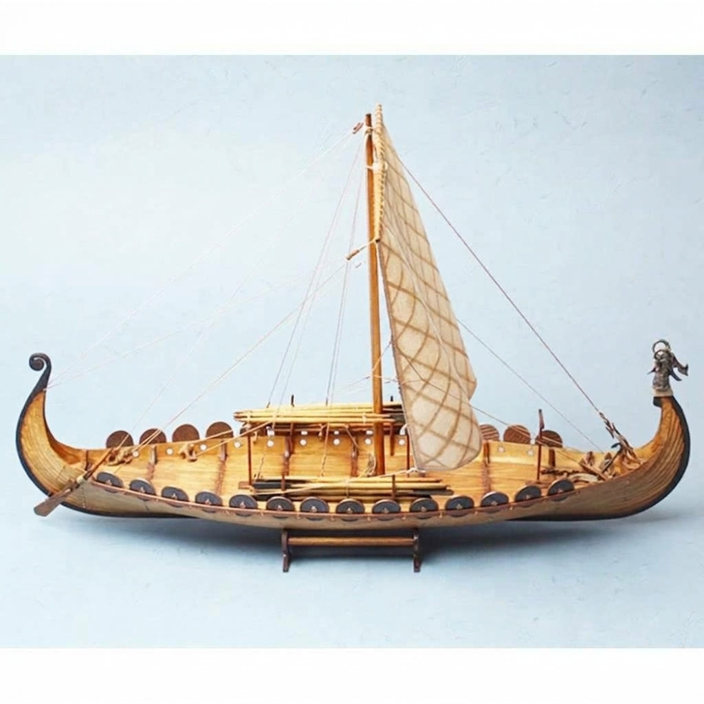 Maquette de drakkar viking en bois vue de trois quarts, voile carrée hissée