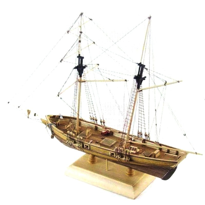 Maquette bateau en bois goélette à deux mâts montée sur son socle, sur fond blanc