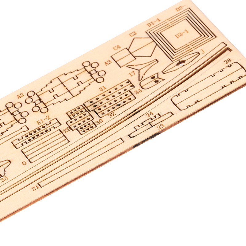 Détail des petites pièces découpées au laser du kit de goélette