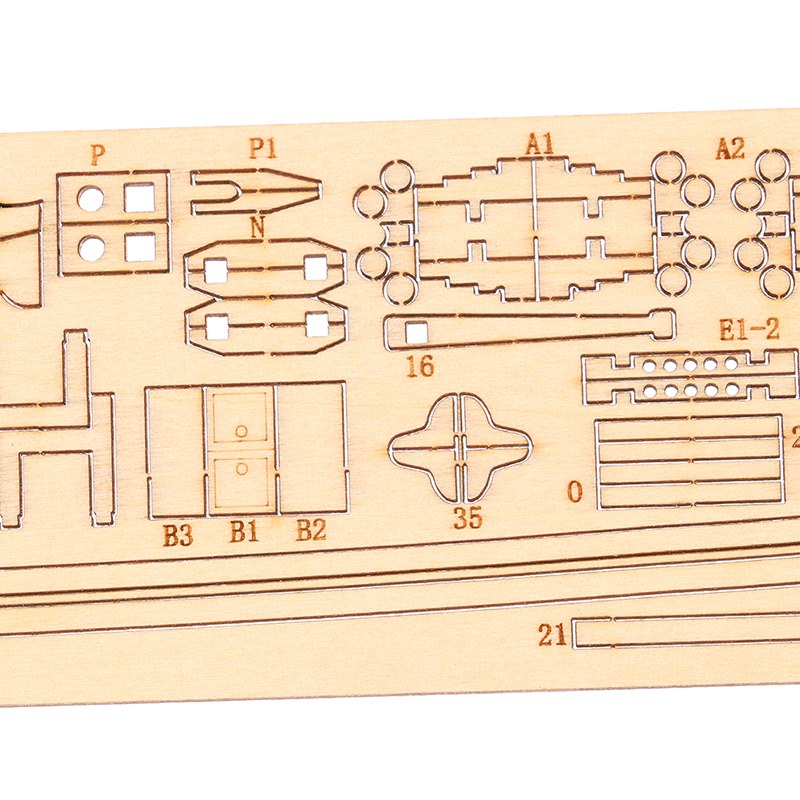 Planche de pièces en bois découpées au laser et numérotées du kit de goélette