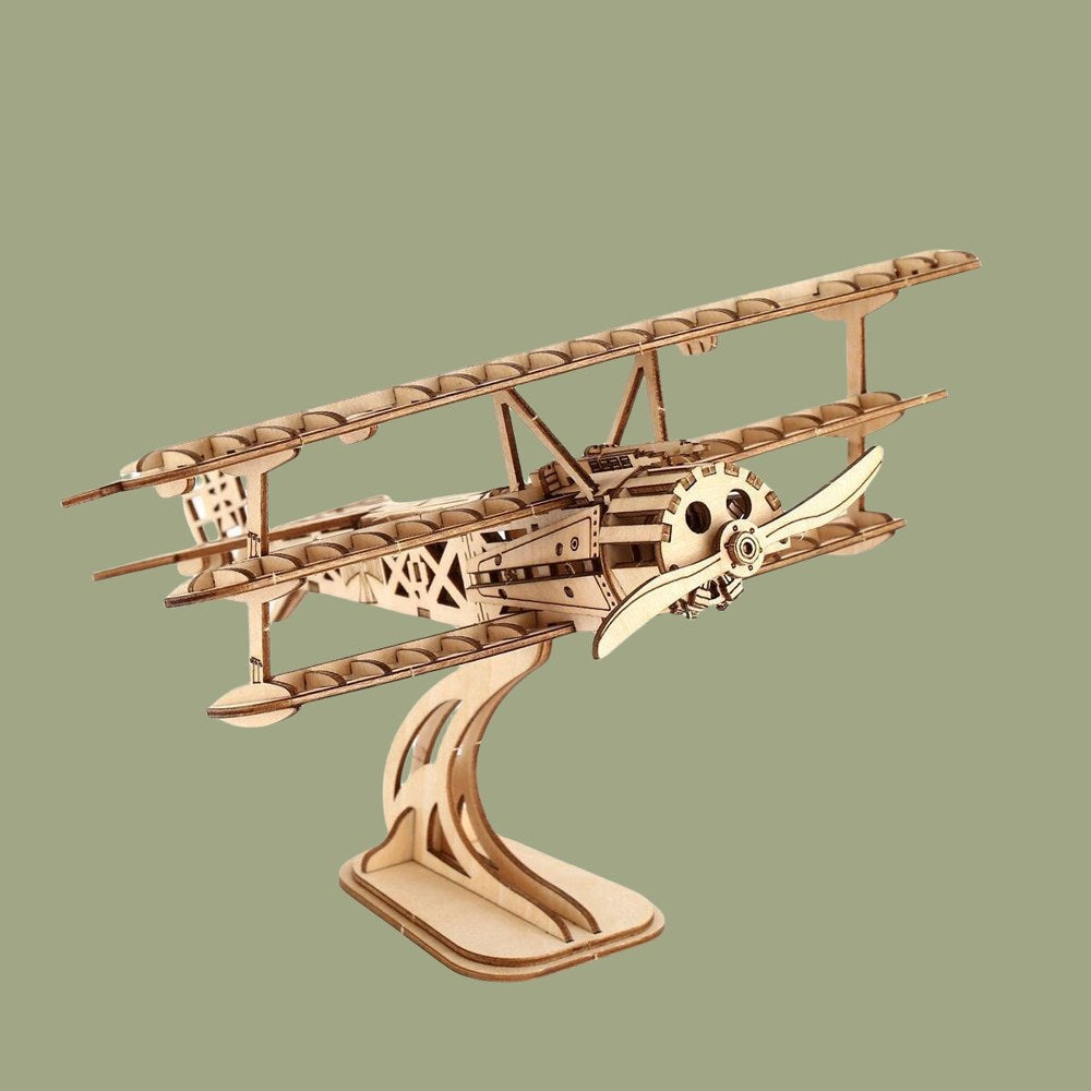 Maquette d'avion triplan en bois vue de trois quarts sur son pied