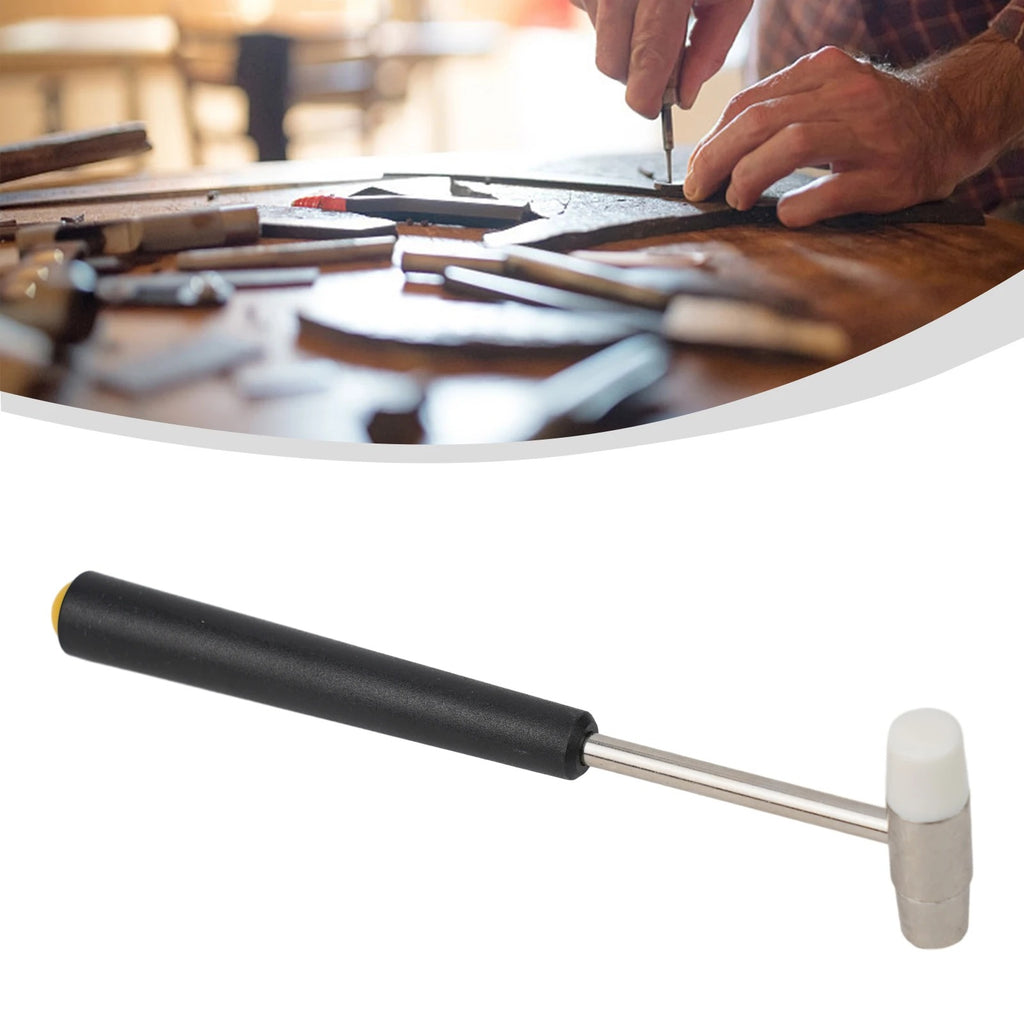 Marteau de précision double tête devant un établi d'artisan avec outils et cuir