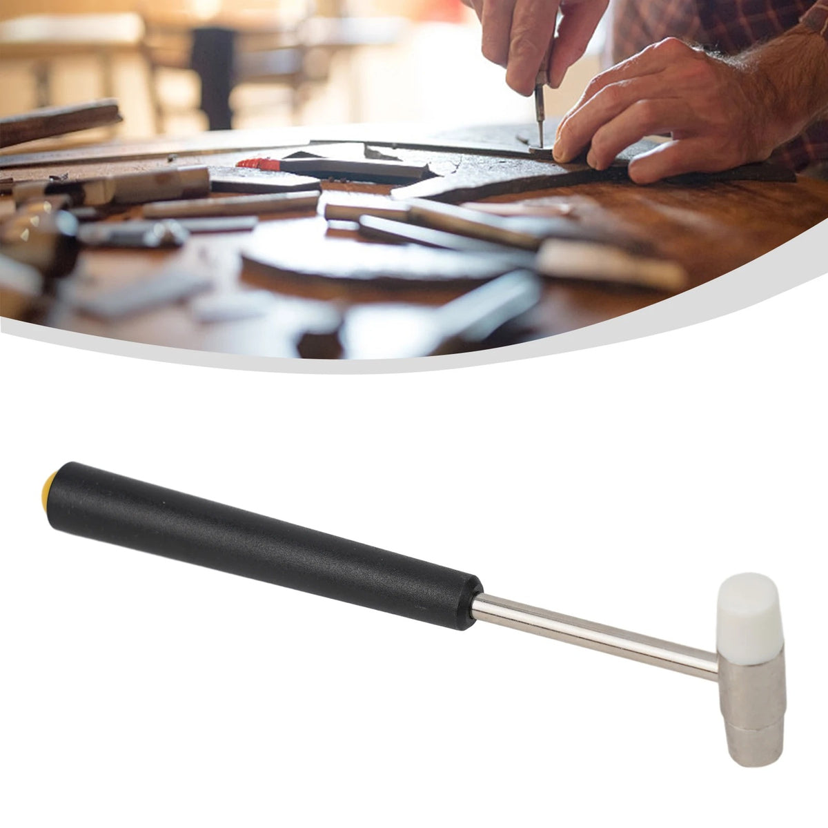 Marteau de précision double tête devant un établi d'artisan avec outils et cuir