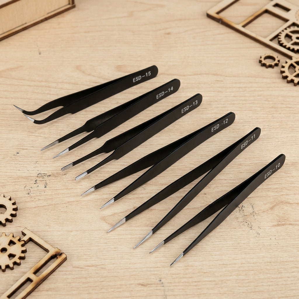 Six pinces de précision sur une table de bricolage, à côté de pièces en bois découpées au laser
