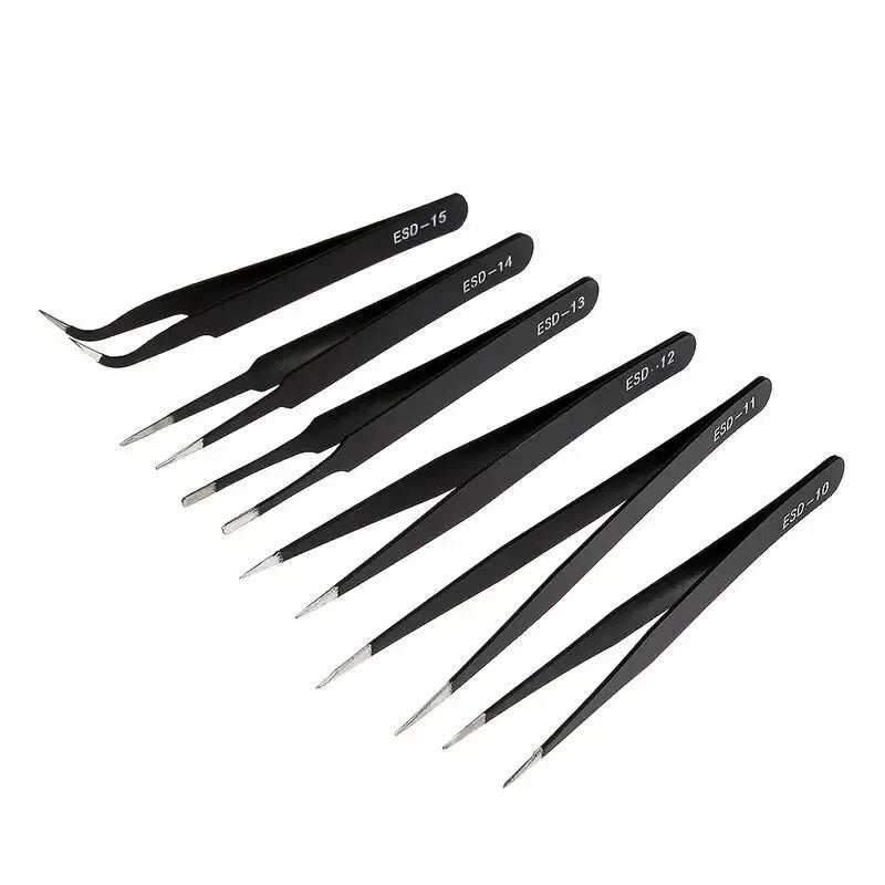 Lot de six pinces de précision noires à pointes droites et courbe, sur fond blanc