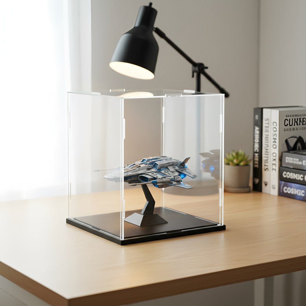Vitrine transparente protégeant une maquette de vaisseau sur un bureau (maquette non fournie)